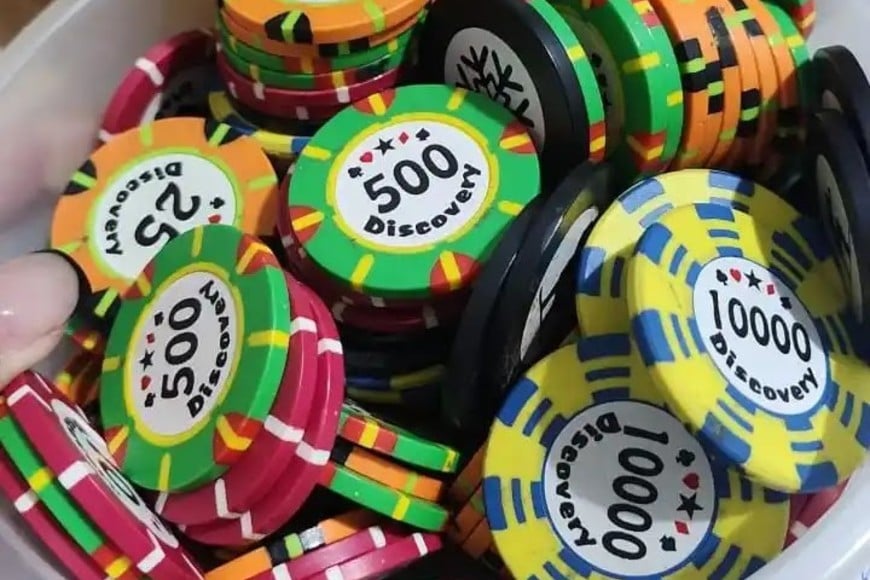 Dinero en efectivo y otros elementos incautados en el allanamiento.