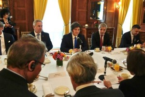 Milei expuso su programa económico ante empresarios en un desayuno en Nueva York.