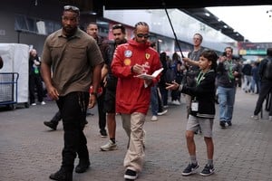 Formula One F1 - Sao Paulo Grand Prix - Autodromo Jose Carlos Pace, Sao Paulo, Brazil - November 6, 2025
Ferrari's Lewis Hamilton signs an autograph for a fan before the press conference REUTERS/Amanda Perobelli