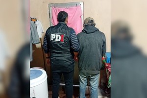 Un hombre fue detenido, y varias personas identificadas, tras el hallazgo de estupefacientes.