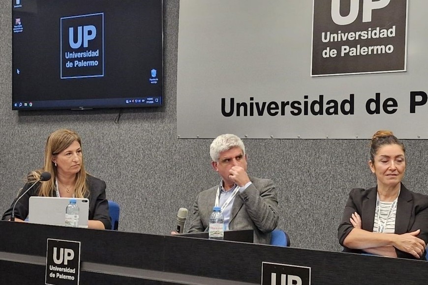 El panel abordó cómo recuperar el interés democrático de los jóvenes en la esfera pública.