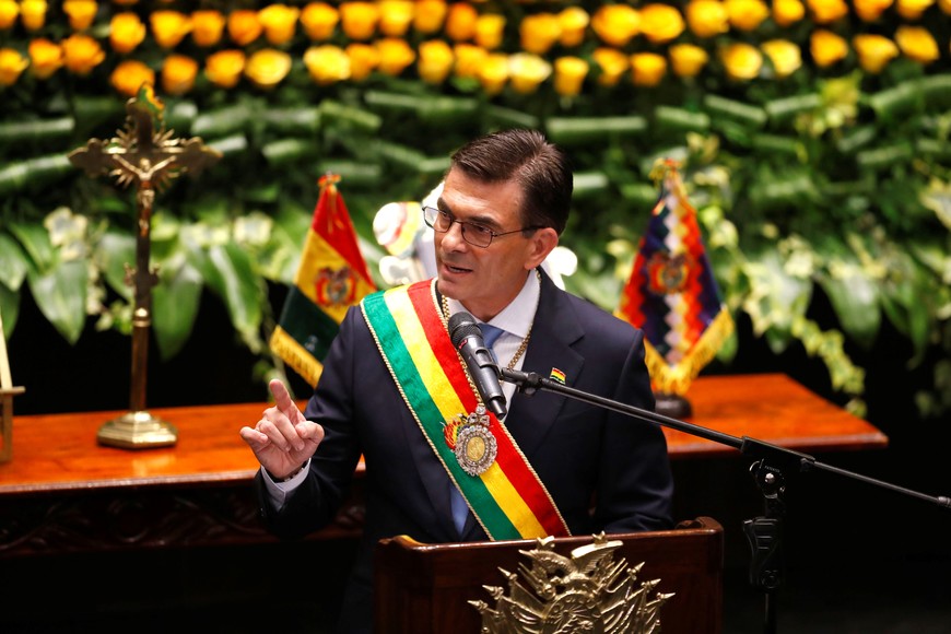 (251108) -- LA PAZ, 8 noviembre, 2025 (Xinhua) -- El presidente boliviano, Rodrigo Paz, pronuncia un discurso durante su ceremonia de juramentación en la Asamblea Legislativa Plurinacional, en la ciudad de La Paz, Bolivia, el 8 de noviembre de 2025. Rodrigo Paz juró el sábado como nuevo presidente de Bolivia para el período 2025-2030, con un discurso en el que aseguró que su gestión no estará orientada al control del poder, sino al servicio público. (Xinhua/Luis Gandarillas/POOL) (jg) (da)
