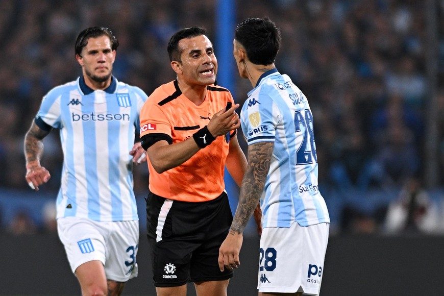 Soccer Football - Copa Libertadores - Semi Final - Second Leg - Racing Club v Flamengo - Estadio Presidente Peron, Buenos Aires, Argentina - October 29, 2025
Racing Club's Santiago Solari remonstrates with referee Piero Maza REUTERS/Rodrigo Valle