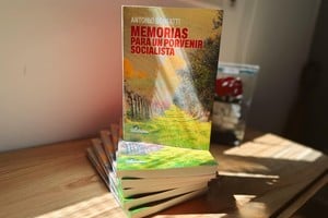 Bonfatti presentó en la sede de ATE su libro acompañado por dirigentes socialistas y amigos de su etapa estudiantil en el Liceo Militar General Belgrano.
