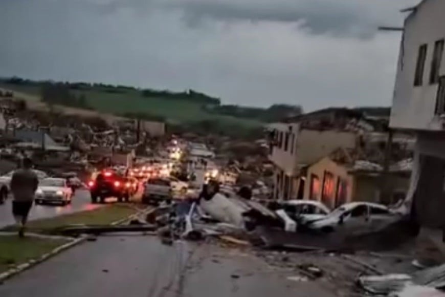 El tornado dejó cinco muertos y más de 130 heridos en Río Bonito do Iguaçu, Paraná.