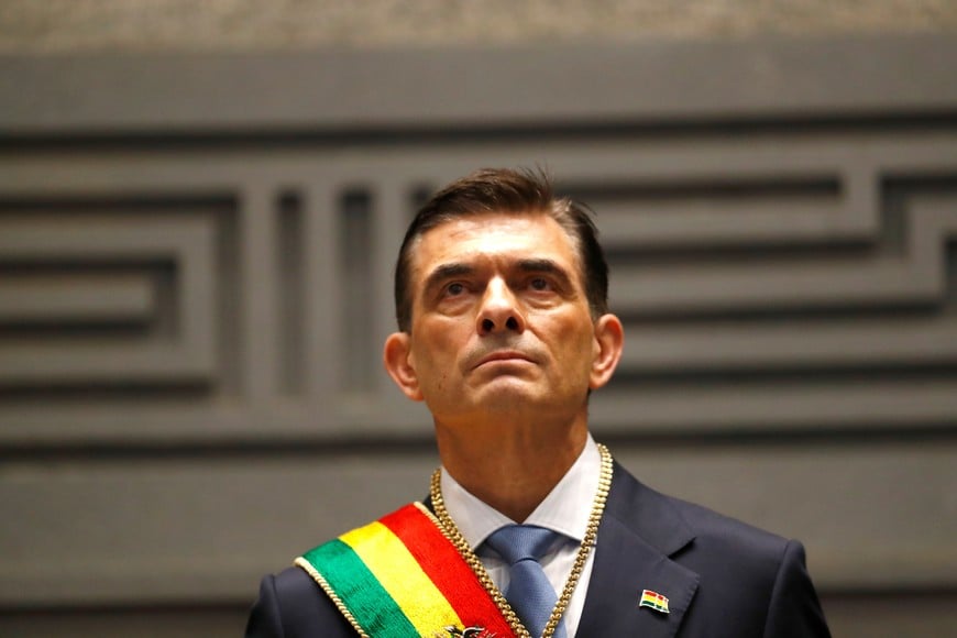 (251108) -- LA PAZ, 8 noviembre, 2025 (Xinhua) -- El presidente boliviano, Rodrigo Paz, reacciona durante su ceremonia de juramentación en la Asamblea Legislativa Plurinacional, en la ciudad de La Paz, Bolivia, el 8 de noviembre de 2025. Rodrigo Paz juró el sábado como nuevo presidente de Bolivia para el período 2025-2030, con un discurso en el que aseguró que su gestión no estará orientada al control del poder, sino al servicio público. (Xinhua/Luis Gandarillas/POOL) (jg) (da)