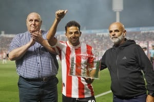 Homenaje a Lucas Gamba en la previa del partido. Crédito: Matías Pintos