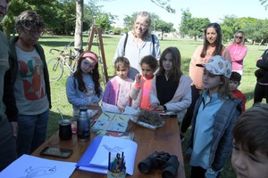 Las familias escucharon una charla y luego recorrieron distintos ambientes del parque aprendiendo sobre flora, fauna y equilibrio ecológico. Foto: Guillermo Di Salvatore
