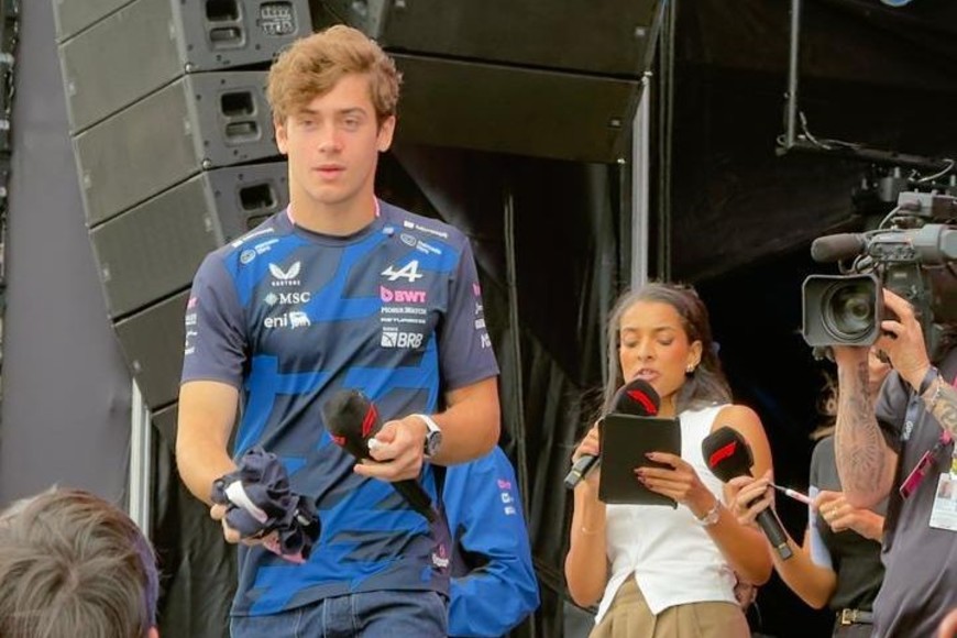 Colapinto con argentinos en el Fan Zone