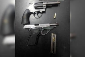 Las armas de fuego incautadas por personal de la Patrulla de Acción Táctica. Foto: El Litoral