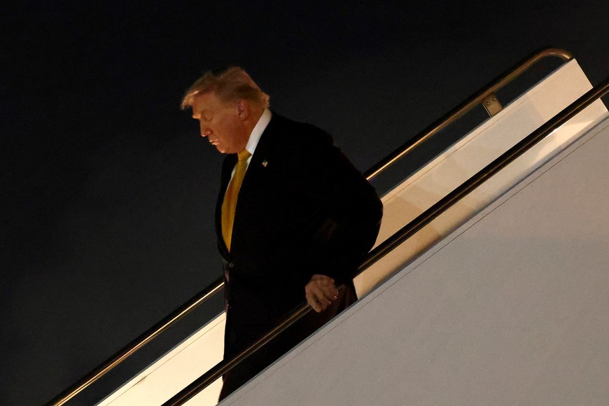 U.S. President Donald Trump deboards Air Force One upon his arrival in West Palm Beach, Florida, U.S., November 7, 2025. REUTERS/Kevin Lamarque