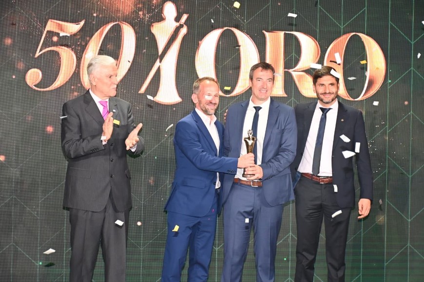 Pilay recibiendo el Brigadier de Oro 2025. Crédito: Flavio Raina