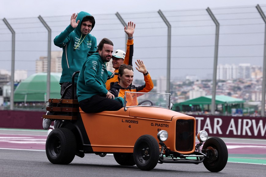 Formula One F1 - Sao Paulo Grand Prix - Autodromo Jose Carlos Pace, Sao Paulo, Brazil - November 9, 2025
McLaren's Oscar Piastri, McLaren's Lando Norris, Aston Martin's Fernando Alonso and Aston Martin's Lance Stroll during the drivers parade before the race REUTERS/Amanda Perobelli