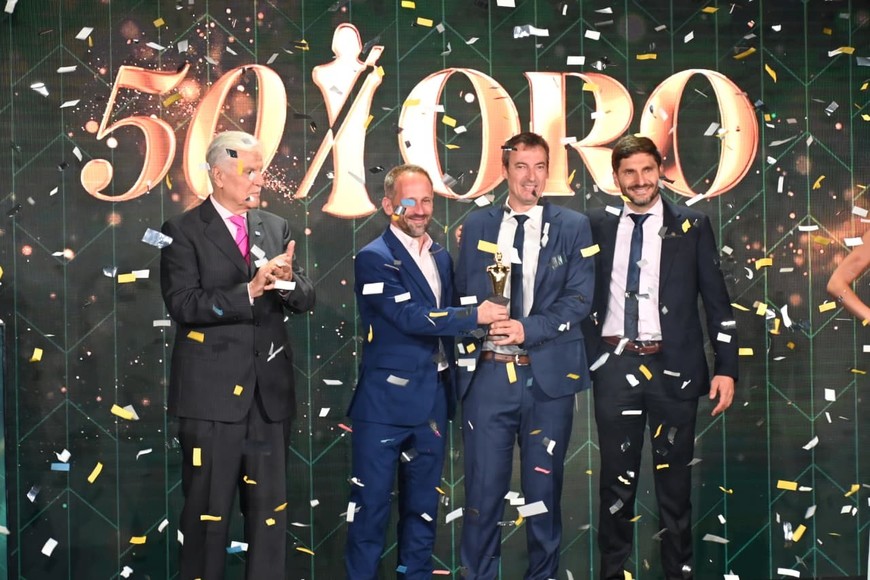 Pilay recibiendo el Brigadier de Oro 2025. Crédito: Flavio Raina