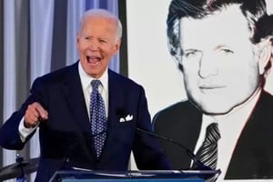 Biden criticó a Trump por crédito millonario a Argentina.