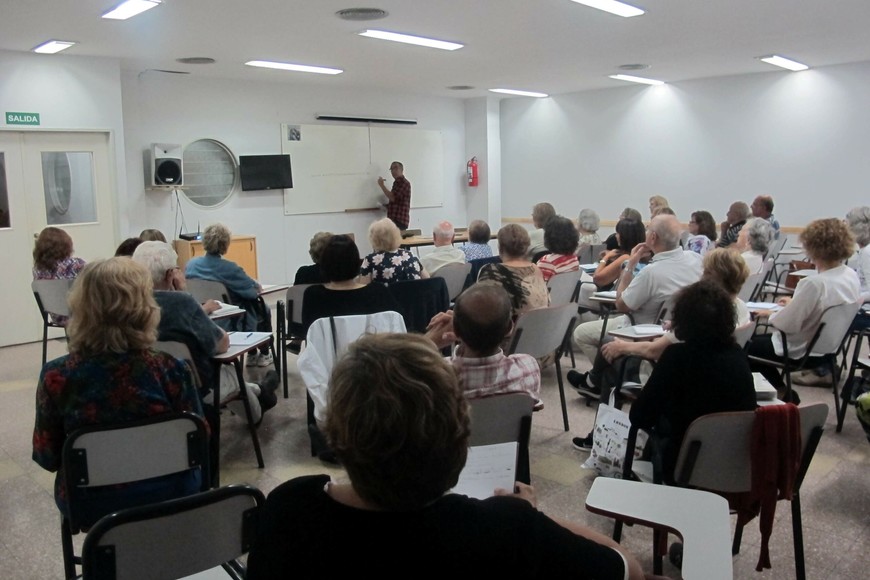 En Rosario, cada año miles de personas mayores se anotan en un aula universitaria.