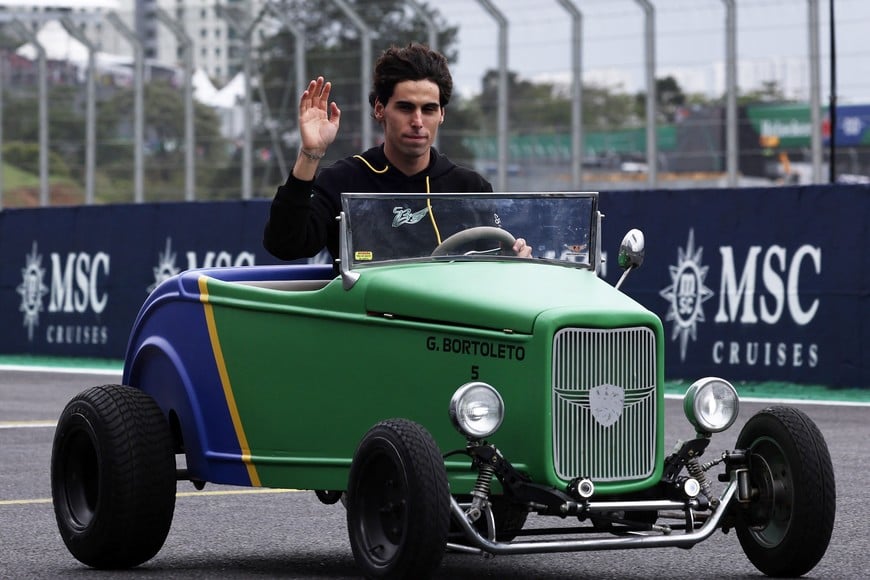 Formula One F1 - Sao Paulo Grand Prix - Autodromo Jose Carlos Pace, Sao Paulo, Brazil - November 9, 2025
Sauber's Gabriel Bortoleto during the drivers parade before the race REUTERS/Amanda Perobelli