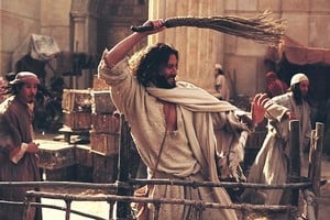Entonces Jesús, "(...) haciendo un azote de cuerdas, los echó a todos del templo, ovejas y bueyes; y a los cambistas les esparció las monedas y les volcó las mesas"