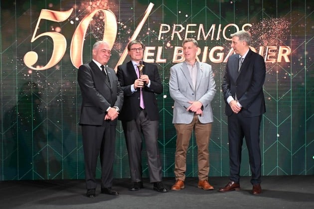 Fernando Siboni recibiendo el Brigadier 2025. Crédito: Flavio Raina