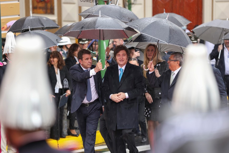 (251108) -- LA PAZ, 8 noviembre, 2025 (Xinhua) -- El presidente argentino, Javier Milei (c), llega a la ceremonia de juramentación del presidente electo boliviano, Rodrigo Paz, en la Asamblea Legislativa Plurinacional, en la ciudad de La Paz, Bolivia, el 8 de noviembre de 2025. Rodrigo Paz juró el sábado como nuevo presidente de Bolivia para el período 2025-2030, con un discurso en el que aseguró que su gestión no estará orientada al control del poder, sino al servicio público. (Xinhua/Li Mengxin) (jg) (da)