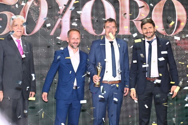 Pilay recibiendo el Brigadier de Oro 2025. Crédito: Flavio Raina