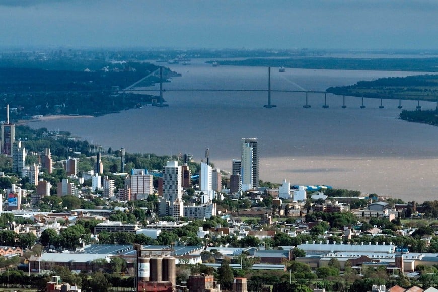 Rosario, el río y el puente a Victoria, vistos desde el drone de El Litoral. Foto: Fernando Nicola