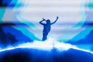 Dua en la nube, emergiendo del ascensor que la llevó en el comienzo a la cima del arco que cruza el escenario del Radical Optimism Tour