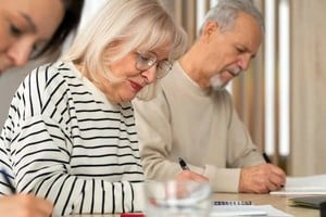 En Rosario, cada año miles de personas mayores se anotan en un aula universitaria.