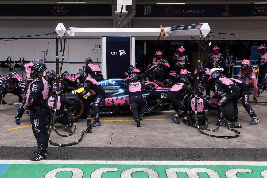 Formula One F1 - Sao Paulo Grand Prix - Autodromo Jose Carlos Pace, Sao Paulo, Brazil - November 9, 2025
Alpine's Pierre Gasly makes a pit stop during the race REUTERS/Jean Carniel/Pool