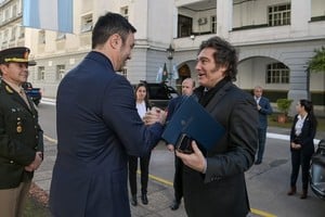 El presidente Javier Milei saluda al ministro de Defensa de la Nación durante su gestión, Luis Petri.

El presidente Javier Milei saluda al ministro de Defensa de la Nación durante su gestión, Luis Petri.