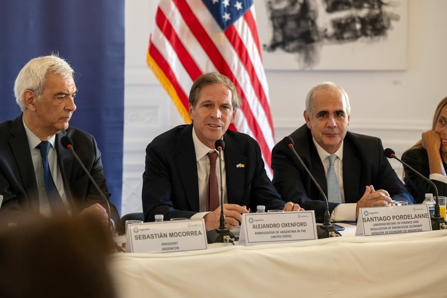 El embajador Alejandro Oxenford escoltado Sebastián Macorrea (Argencon) y Santiago Pordelanne (Subsecretaría de la EdC).