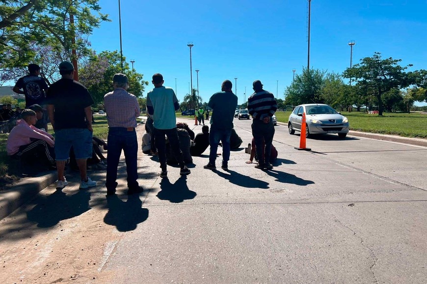 Pescadores se manifestaron en la Ruta Nacional 168 en reclamo del cierre de la exportación