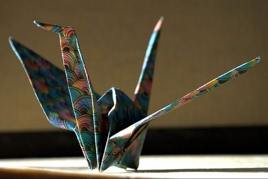 El término origami proviene del japonés oru (“doblar”) y kami (“papel”).
