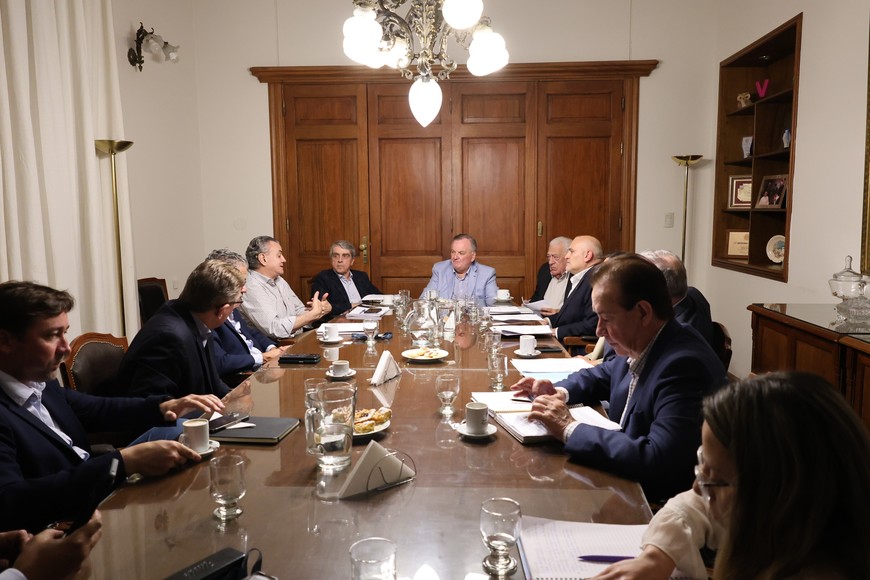 Reunión en la Presidencia del Senado entre representantes del Ejecutivo y legisladores de ambas cámaras.