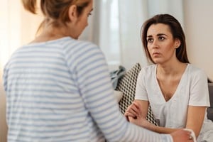 Escuchar activamente es una forma de cuidado emocional.