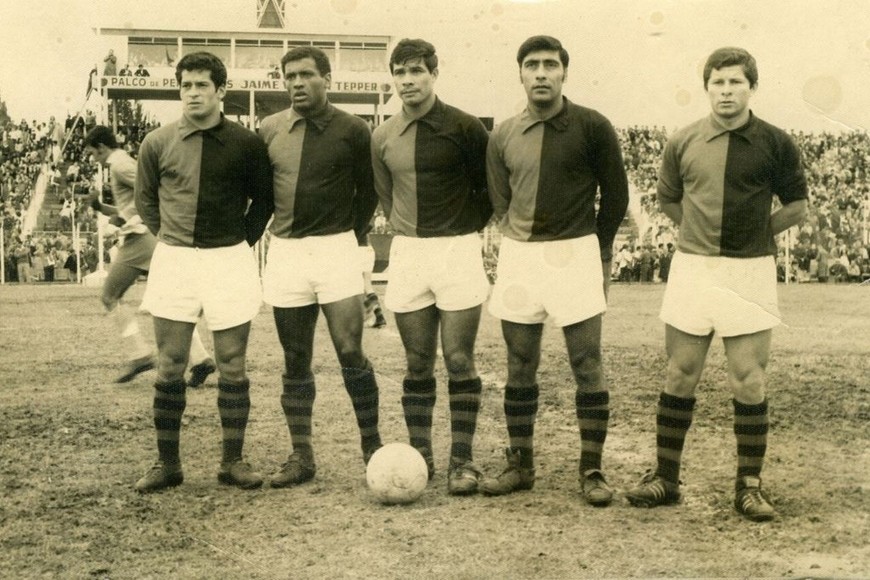 Orlando Medina junto al Mencho Balbuena, Can Can Ceballos, el Pato Colman y Ferreyra. Eran integrantes del equipo del Nacional de 1968. De fondo, el sector oeste del estadio como era entonces.