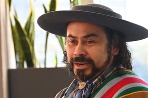 Martínez invita a celebrar las raíces argentinas con música y baile en pleno centro. Crédito: Flavio Raina.