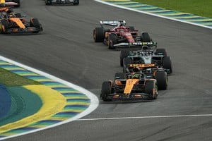 (251110) -- SAO PAULO, 10 noviembre, 2025 (Xinhua) -- Imagen del 9 de noviembre de 2025 del piloto británico de la escudería McLaren, Lando Norris (frente), compitiendo durante el Gran Premio de Brasil 2025 de Fórmula 1, en el Autódromo José Carlos Pace, en Sao Paulo, Brasil. (Xinhua/Str) (pl) (rtg) (ah) (ce)