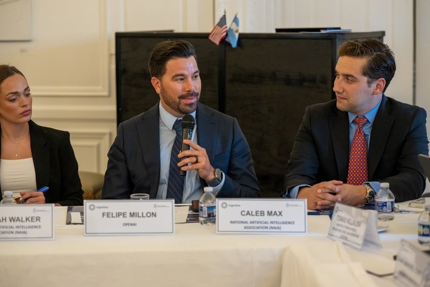 Felipe Millon, OpeanAI,  junto a Caleb Max y Hannah Walker (NAIA) durante la mesa de IA en la embajada argentina.