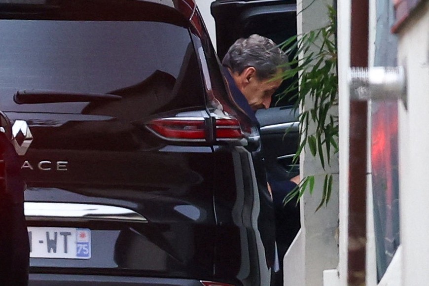 Former French President Nicolas Sarkozy arrives at his house after a Paris court granted him an early release from jail, pending an appeal, weeks after he started a five-year sentence for conspiring to raise campaign funds from Libya, in Paris, France, November 10, 2025. REUTERS/Yves Herman