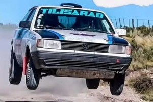 Murió un piloto de rally tras chocar y quedar atrapado dentro de un auto en llamas