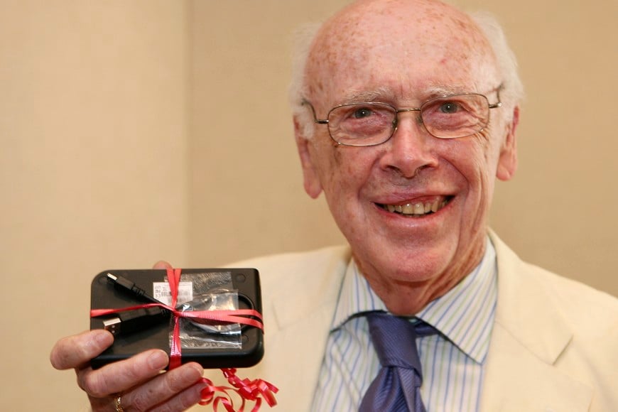 dr. james d. watson, co_discoverer of the dna helix and father of the human genome project, became the first human to receive the data encompassing his personal genome sequence at baylor college of medicine in houston may 31, 2007. the small hard drive he is holding contains about 20 gigabytes of data that is a result of a two_month  1 million project that is a collaboration of 454 life sciences and the bcm human genome sequencing center.  reuters_richard carson (united states) james d. watson codescubridor del adn y padre del proyecto genoma humano houston eeuu cientifico investigacion genetica