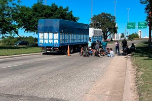 Pescadores se manifestaron en la Ruta Nacional 168 en reclamo del cierre de la exportación - Image 2