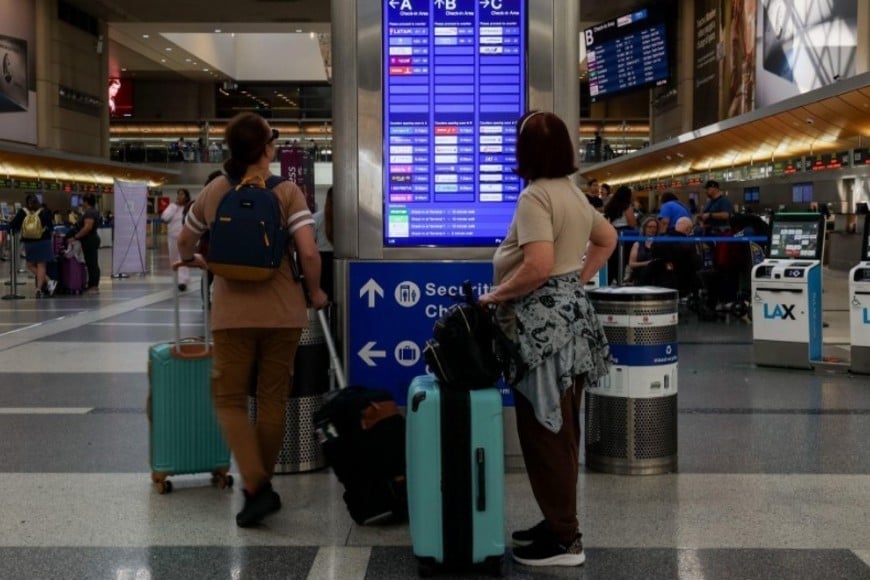 Mientras Trump, amenazó con recortar los sueldos a los controladores que se ausentaron de sus puestos.