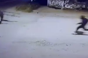 El escape quedó registrado por una cámara de seguridad de la cuadra.