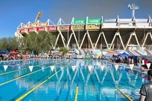 La federación evalúa protocolos tras el deceso en torneo de natación.