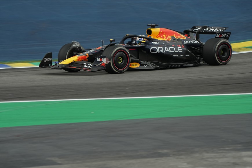 (251110) -- SAO PAULO, 10 noviembre, 2025 (Xinhua) -- Imagen del 9 de noviembre de 2025 del piloto neerlandés de la escudería Red Bull, Max Verstappen, compitiendo durante el Gran Premio de Brasil 2025 de Fórmula 1, en el Autódromo José Carlos Pace, en Sao Paulo, Brasil. (Xinhua/Str) (pl) (rtg) (ah) (ce)