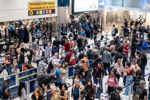 La cifra supone un 7,7 % de los 25.735 vuelos programados para este lunes.