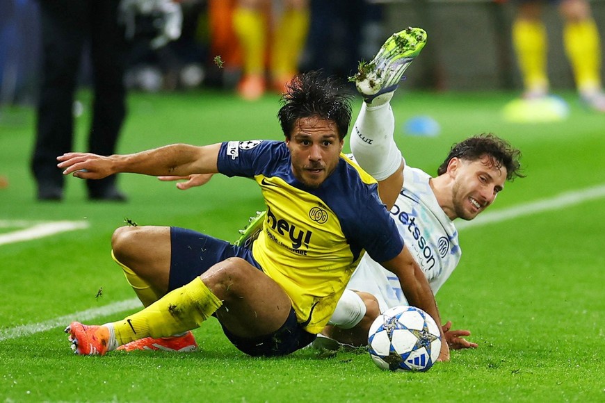 Soccer Football - UEFA Champions League - Union Saint-Gilloise v Inter Milan - Lotto Park, Brussels, Belgium - October 21, 2025
Union Saint-Gilloise's Kevin Mac Allister in action with Inter Milan's Carlos Augusto REUTERS/Yves Herman
