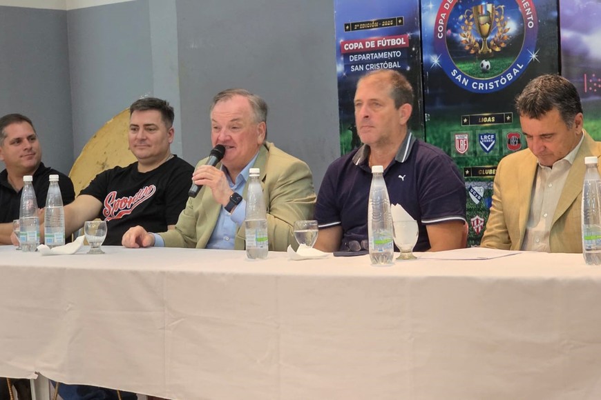 El senador confirmó que “por primera vez, el club que resultó campeón de la Copa de Oro, Sportivo Suardi, va a representar a nuestra región en la Copa Santa Fe Fútbol”.